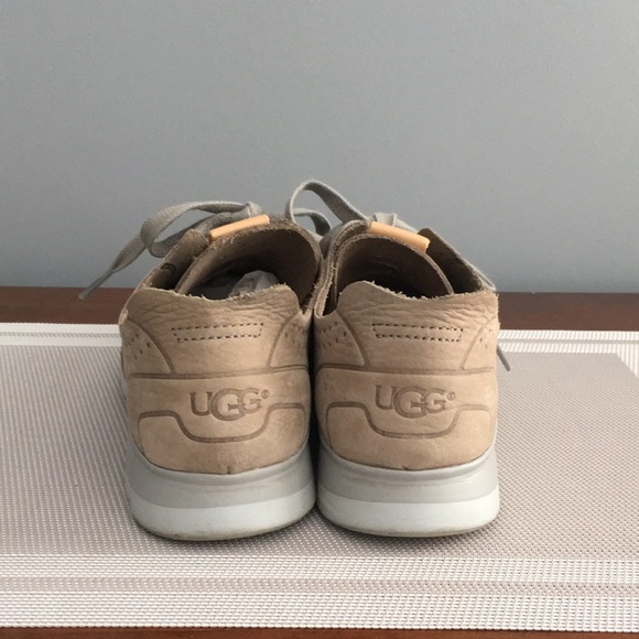 UGG’s casual walking shoe - Picture 3 of 6